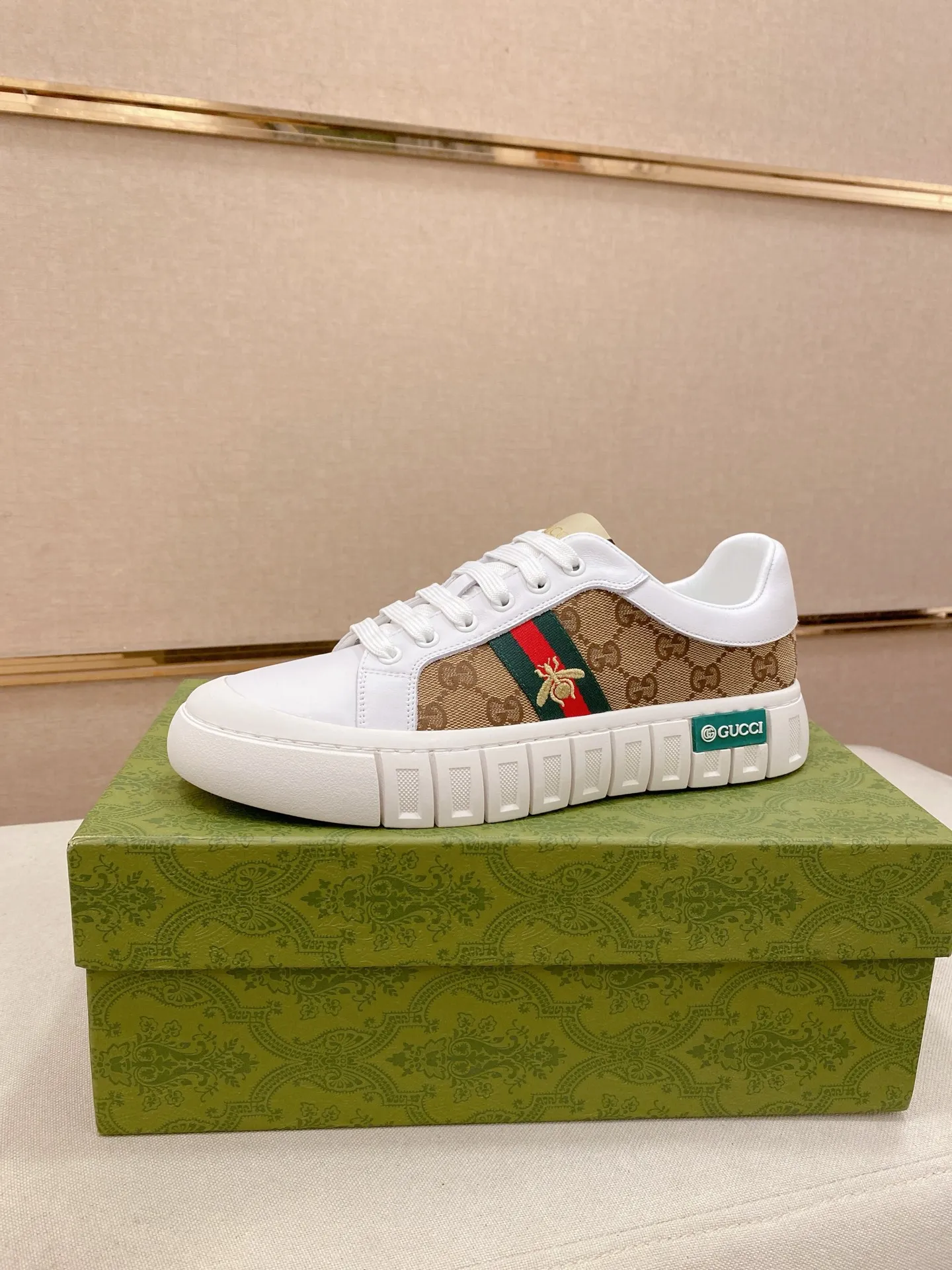 Factory price: 400💰 (GUCCI) The latest model from the official website 🎁🎁Casual and fashionable men's shoes👟, hot style💥The version is simple and elegant, exclusive for trendy men. Unique latest brand elements from the official website👑Original decoration, fashionable and generous, the fabric is original cowhide ✅Sheepskin lining, the official website specifies wear-resistant casual outsole, the classic model is taken in kind at the counter🎬38-44 (45 is not returned or exchanged when customized)